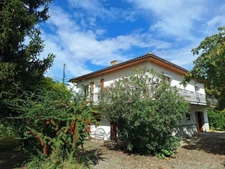PLAISANCE DU GERS town center, vintage house (1970), well-maintained, enclosed 1300m2 plot, garage, 3 bedrooms
