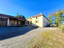 Ancienne ferme de 1796 sur 3,7 Hectares, dépendances, vue sur les Pyrénées.