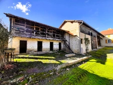 Ancienne ferme de 1796 sur 3,7 Hectares, dépendances, vue sur les Pyrénées.