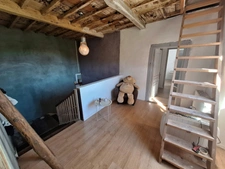 🏡 ANCIENNE LONGÈRE DE CARACTÈRE – 3 CHAMBRES DONT 1 SUITE PARENTALE INDÉPENDANTE, MEZZANINE, APPARTEMENT, MOBIL-HOME ET ATELIER – FORT POTENTIEL LOCATIF !