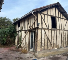 PLAISANCE (32) proche: propriete rurale composée d'une maison 200m2 restaurée, une maison à renover 100m2, deux petites maison colombages, hangar simple , terrain 6500 m2 sans voisin 
