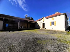 Ancienne ferme de 1796 sur 3,7 Hectares, dépendances, vue sur les Pyrénées.