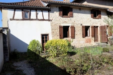 Jolie maison en pierre de taille au cœur de Saint-Julien sur Reyssouze