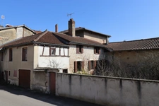 Jolie maison en pierre de taille au cœur de Saint-Julien sur Reyssouze