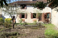 Jolie maison en pierre de taille au cœur de Saint-Julien sur Reyssouze