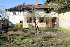 Jolie maison en pierre de taille au cœur de Saint-Julien sur Reyssouze