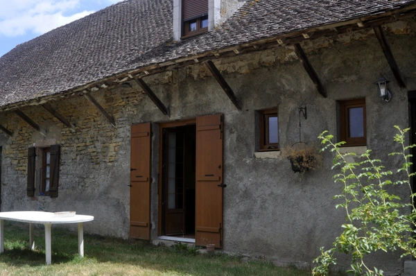 Belle ferme en pierre de taille avec beaucoup de cachet à L'ABERGEMENT DE CUISERY (71)