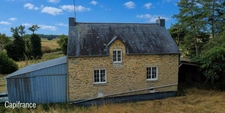 TRÉAL – Maison en pierre rénovée en 2022 sur 8 300 m² avec 2 hangars