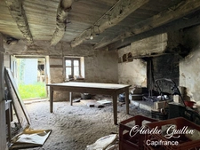 Maison en pierre à rénover – Fort potentiel – Saint-Servant
