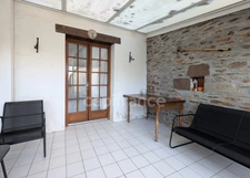 Maison mitoyenne en pierres à rénover avec 2 hectares de terrain plat à Carentoir – Idéal chevaux et projets nature.”