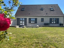 Pavillon de 2003, habitable plain pied, 3 chambres, 2 garages.
