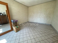 Maison 1 chambre, grenier aménageable, grand garage.
