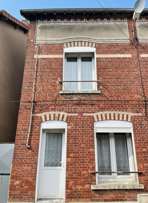 Maison 2 à 3 chambres à rafraîchir.