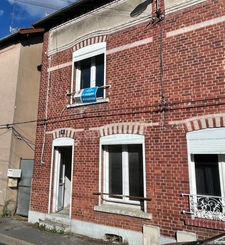Maison 2 à 3 chambres à rafraîchir.