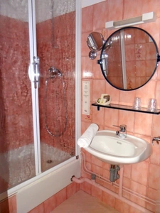 Dpt Allier (03), à vendre ESTIVAREILLES , Murs et Fond ,  Hôtel - Restaurant -Bar ( licence 4 ) 10 minutes de Montluçon