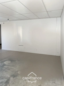 Local/bureau à vendre de 480 m2 sur 4027 m2 de terrain 