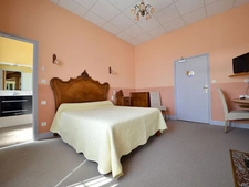 Dpt Allier (03), à vendre ESTIVAREILLES , Murs et Fond ,  Hôtel - Restaurant -Bar ( licence 4 ) 10 minutes de Montluçon