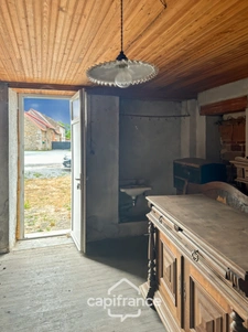 Maison et grange en pierres à rénover – Fort potentiel au cœur du bourg