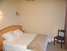 Dpt Allier (03), à vendre ESTIVAREILLES , Murs et Fond ,  Hôtel - Restaurant -Bar ( licence 4 ) 10 minutes de Montluçon