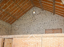 Maison et grange en pierres à rénover – Fort potentiel au cœur du bourg