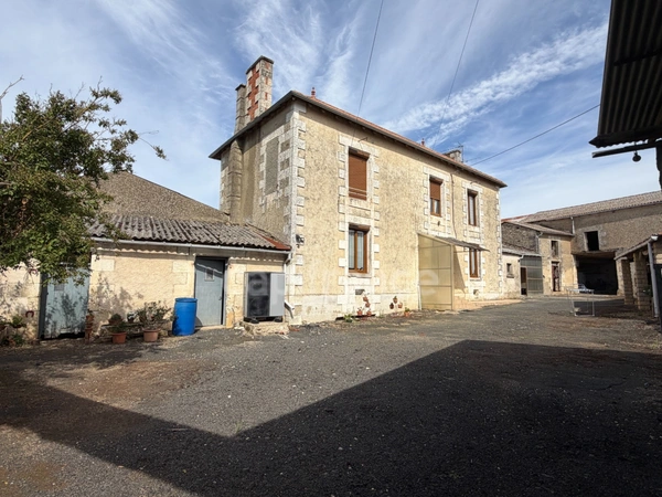 Longère à vendre à Neuville de Poitou (86170)
