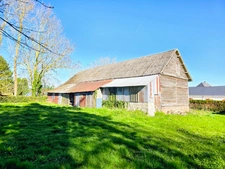 À VENDRE – ANCIEN CORPS DE FERME AVEC DÉPENDANCES ET TERRAIN BÂTISSABLE DE 2 250m² – GUERVILLE (76)