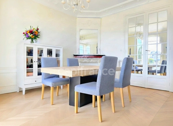 À VENDRE DUPLEX HAUSSMANNIEN DE 110 M² AVEC BALCON ET VUE SUR LA TOUR EIFFEL à NEUILLY SUR SEINE (92)