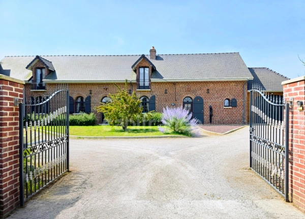 À VENDRE MAISON DE CARACTÈRE 7 pièces de 176m² Secteur AULT (80)