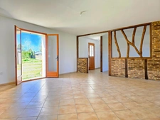 À VENDRE – ANCIEN CORPS DE FERME AVEC DÉPENDANCES ET TERRAIN BÂTISSABLE DE 2 250m² – GUERVILLE (76)