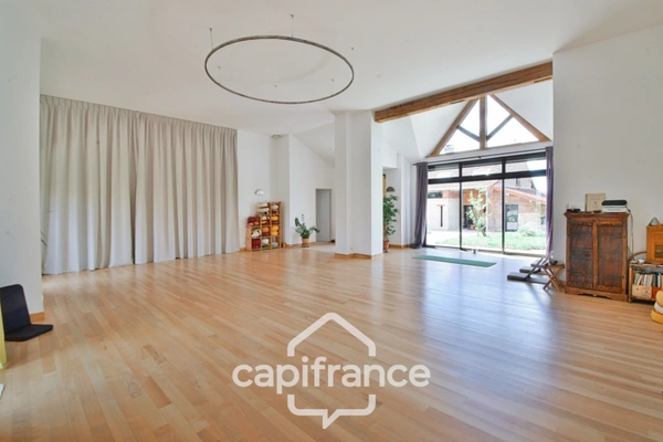 Propriété avec gîtes et chambres d’hôtes dans dépendances séparées et Maison bressane rénovée de 140 m² – Terrain 4374 m² –LOUHANS (71500)