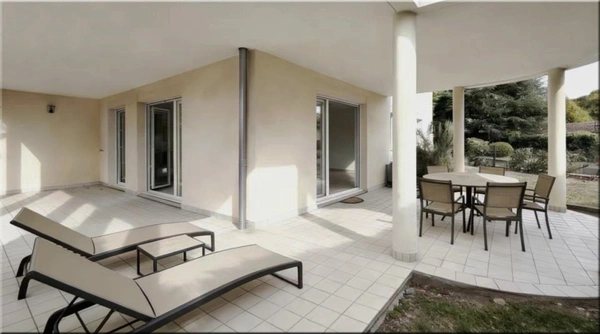Appartement à vendre 3 pièces FERNEY VOLTAIRE (01)   87 m² habitables avec terrasse de 100 m² et jardin privatif