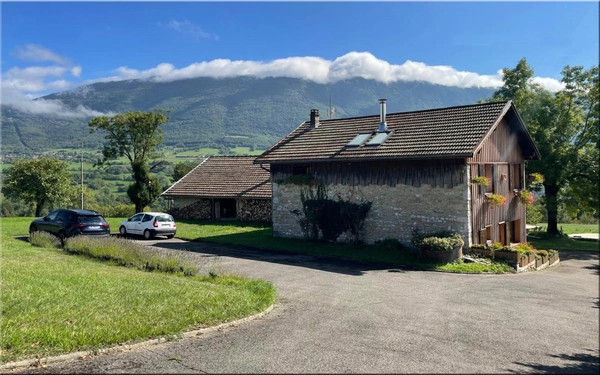 Propriete à vendre 8 pièces (01200) Corps de ferme du 19ᵉ siècle rénové, 1,2 hectares de nature et vue panoramique