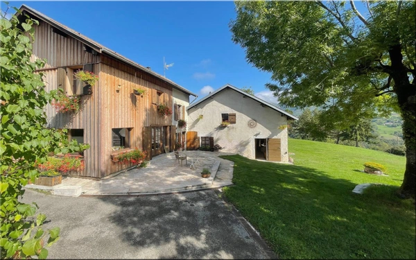 Propriete à vendre 8 pièces (01200) Corps de ferme du 19ᵉ siècle rénové, 1,2 hectares de nature et vue panoramique