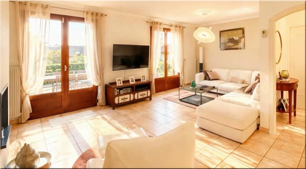 Maison à vendre 6 pièces CHALLEX (01) Maison familiale de 152 m² avec piscine chauffée et jardin paysager