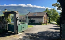 Propriete à vendre 8 pièces (01200) Corps de ferme du 19ᵉ siècle rénové, 1,2 hectares de nature et vue panoramique
