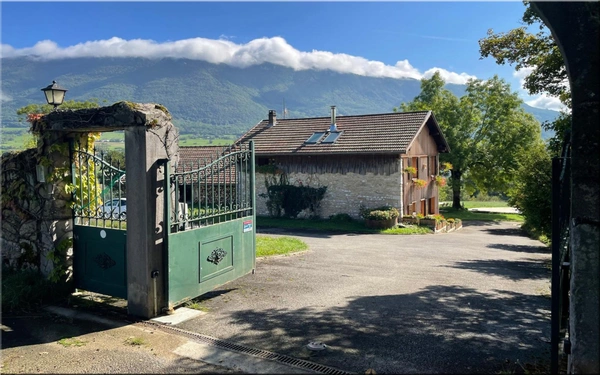 Propriete à vendre 8 pièces (01200) Corps de ferme du 19ᵉ siècle rénové, 1,2 hectares de nature et vue panoramique