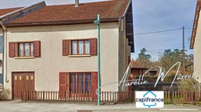 A vendre une maison de village 5 pièces, 120m² VAL-DE-VIRIEU avec cour et garage 
