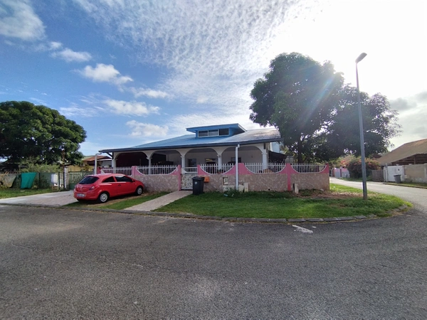 Dpt Guyane (973), à vendre KOUROU- Zone commercial Pariacabo- propriété de 5 logements - Terrain de 447m2  
