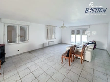 Propriété avec maison plain pied et bâtiment de 750m² sur un terrain de plus de 3 hectares