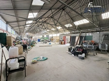 Propriété avec maison plain pied et bâtiment de 750m² sur un terrain de plus de 3 hectares