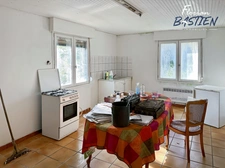 Propriété avec maison plain pied et bâtiment de 750m² sur un terrain de plus de 3 hectares