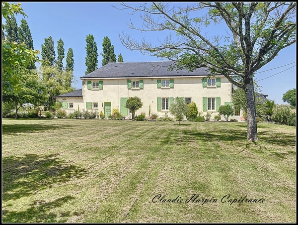 Maison à vendre 8 pièces AIRVAULT (79) - terrain 2769 m² - 5 ch - mare -288 m² habitable