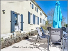 LARGEASSE (79) à vendre PROPRIETE 12 pièces,  environ 328 m² hab - 3.8 hect - piscine - dépendances