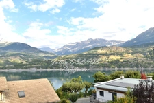 Savines-le-Lac – Appartement rénové avec vue imprenable sur le lac de Serre-Ponçon, balcon et terrasse plein sud