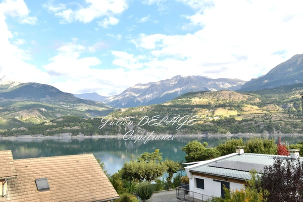 Savines-le-Lac – Appartement rénové avec vue imprenable sur le lac de Serre-Ponçon, balcon et terrasse plein sud
