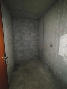 Appartement T3 traversant à rénover avec balcon, cave et parking privatif