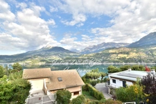 Savines-le-Lac – Appartement rénové avec vue imprenable sur le lac de Serre-Ponçon, balcon et terrasse plein sud