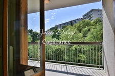 Appartement T3 traversant à rénover avec balcon, cave et parking privatif