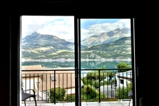 Savines-le-Lac – Appartement rénové avec vue imprenable sur le lac de Serre-Ponçon, balcon et terrasse plein sud