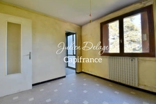 Appartement T3 traversant à rénover avec balcon, cave et parking privatif